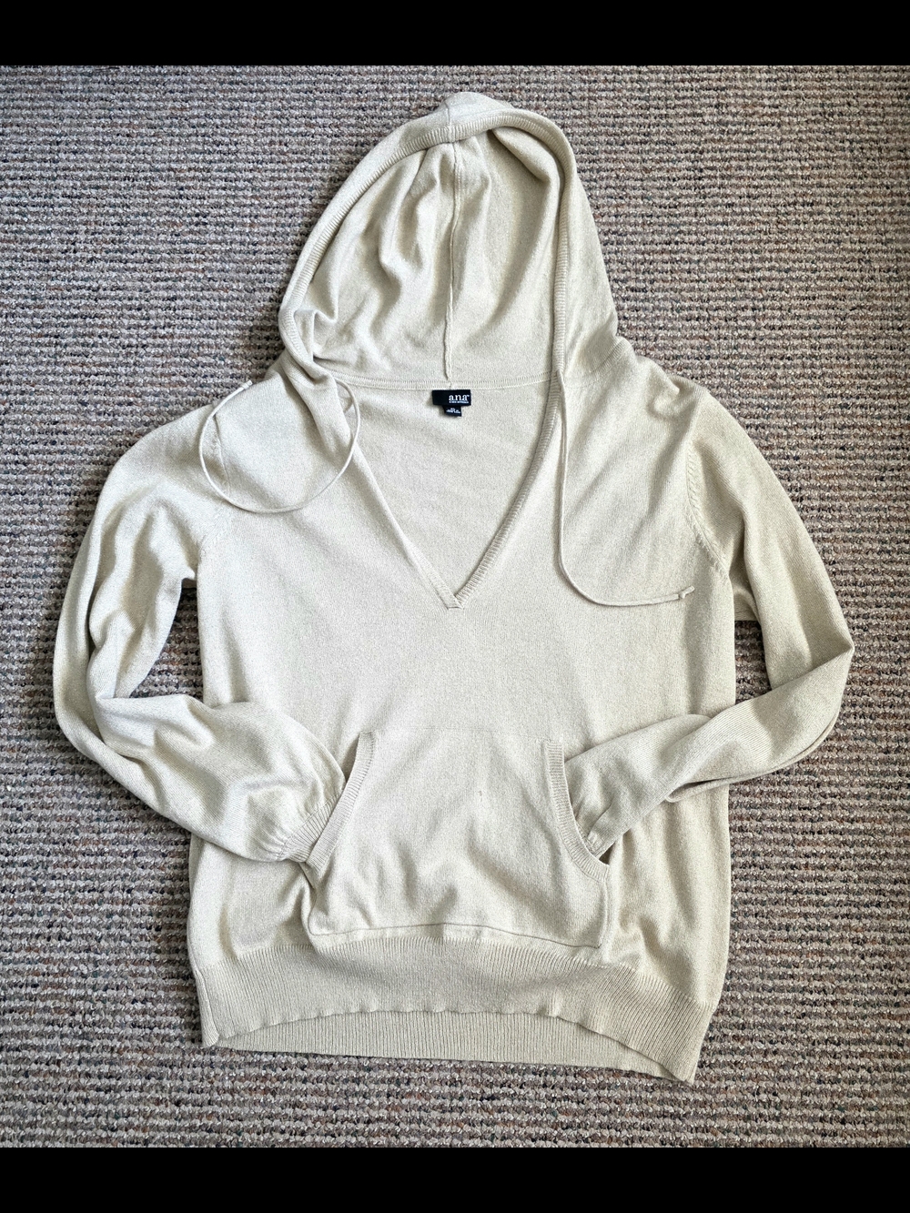 a.n.a Lightweight V-Neck Hoodie Sweater in Light Beige/gold. Size XL